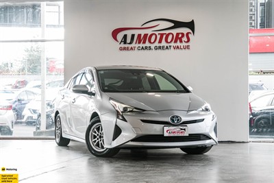 2017 Toyota Prius - Thumbnail