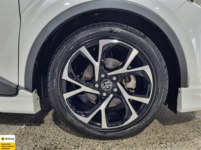 2017 Toyota C-HR - Thumbnail