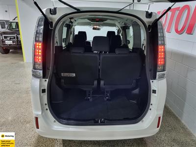 2014 Toyota Voxy - Thumbnail