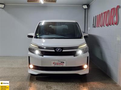 2014 Toyota Voxy - Thumbnail