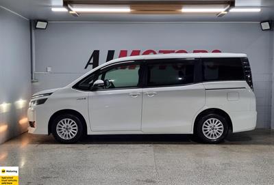 2014 Toyota Voxy - Thumbnail