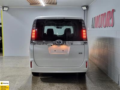 2014 Toyota Voxy - Thumbnail