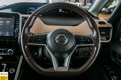 2016 Nissan Serena - Thumbnail