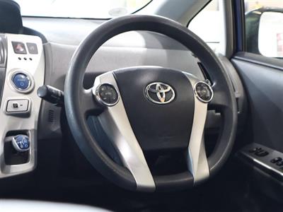 2012 Toyota Prius Alpha - Thumbnail