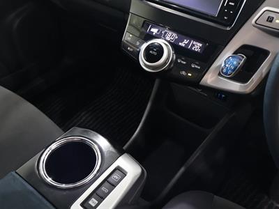 2012 Toyota Prius Alpha - Thumbnail