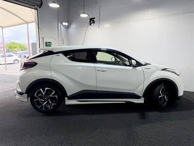 2017 Toyota C-HR - Thumbnail