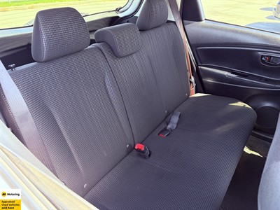 2015 Toyota Vitz - Thumbnail