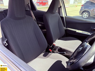 2015 Toyota Vitz - Thumbnail