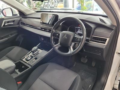 2024 Mitsubishi Outlander - Thumbnail