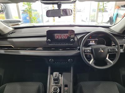 2024 Mitsubishi Outlander - Thumbnail