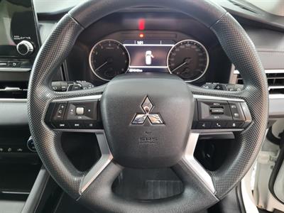 2024 Mitsubishi Outlander - Thumbnail