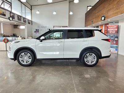 2024 Mitsubishi Outlander - Thumbnail