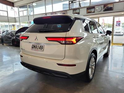 2024 Mitsubishi Outlander - Thumbnail