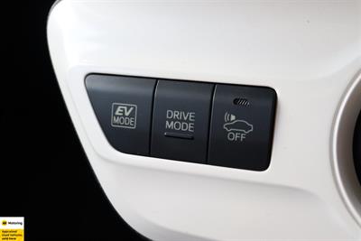 2016 Toyota Prius - Thumbnail