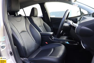 2016 Toyota Prius - Thumbnail