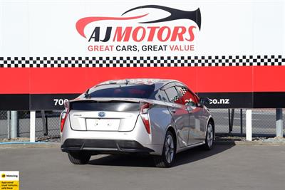 2016 Toyota Prius - Thumbnail