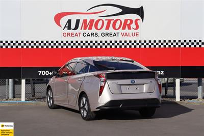 2016 Toyota Prius - Thumbnail