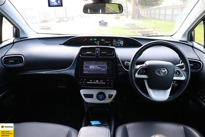 2016 Toyota Prius - Thumbnail