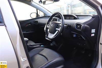 2016 Toyota Prius - Thumbnail