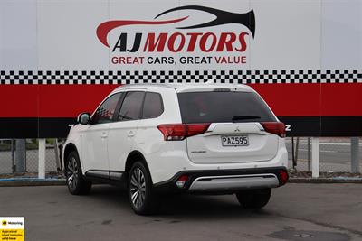 2022 Mitsubishi Outlander - Thumbnail