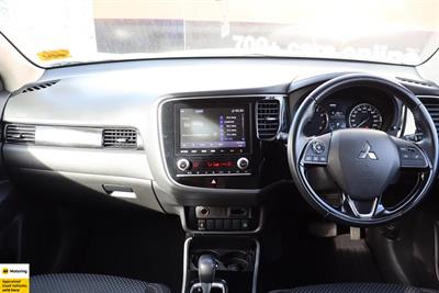 2022 Mitsubishi Outlander - Thumbnail