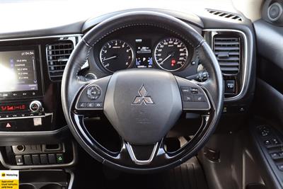 2022 Mitsubishi Outlander - Thumbnail