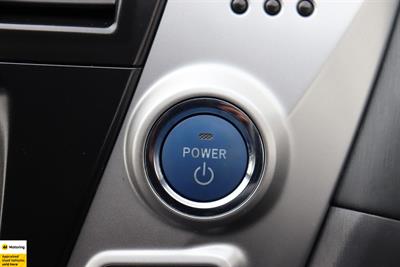 2012 Toyota Prius Alpha - Thumbnail