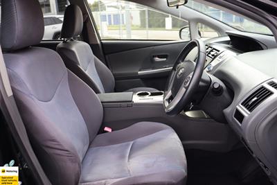 2012 Toyota Prius Alpha - Thumbnail