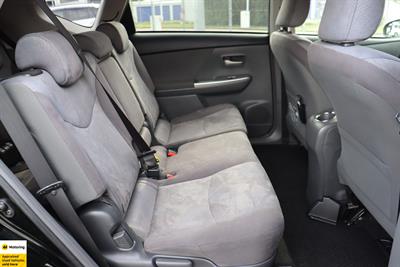 2012 Toyota Prius Alpha - Thumbnail