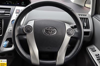2012 Toyota Prius Alpha - Thumbnail