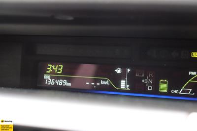 2012 Toyota Prius Alpha - Thumbnail