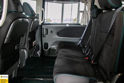 2017 Nissan Serena - Thumbnail