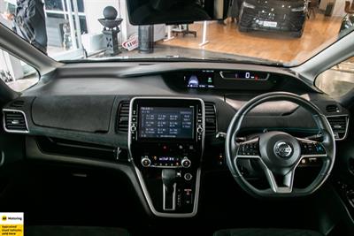 2017 Nissan Serena - Thumbnail