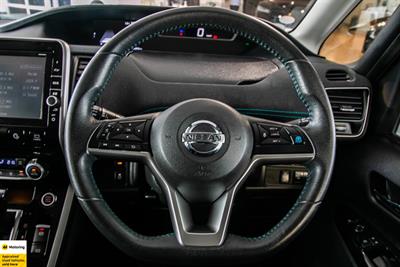 2017 Nissan Serena - Thumbnail