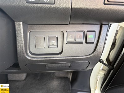 2015 Nissan Serena - Thumbnail