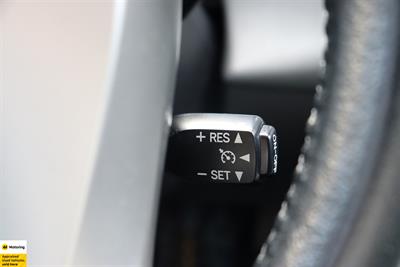 2012 Toyota Prius Alpha - Thumbnail