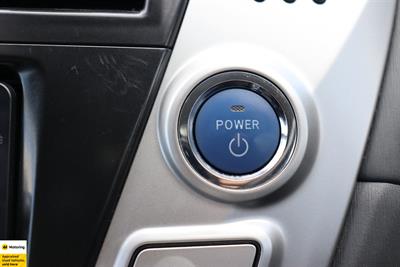 2012 Toyota Prius Alpha - Thumbnail
