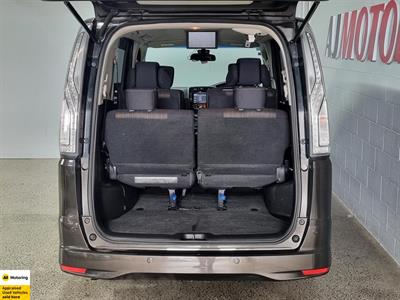 2014 Nissan Serena - Thumbnail