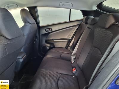 2016 Toyota Prius - Thumbnail