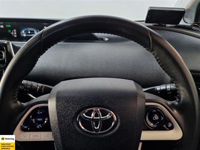 2016 Toyota Prius - Thumbnail