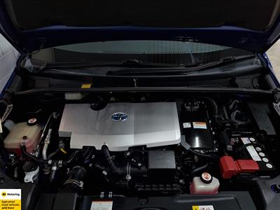 2016 Toyota Prius - Thumbnail