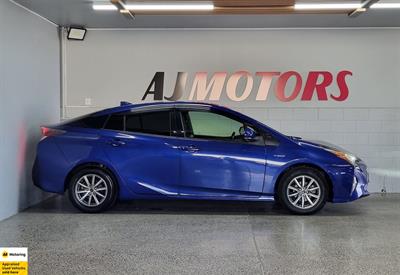 2016 Toyota Prius - Thumbnail