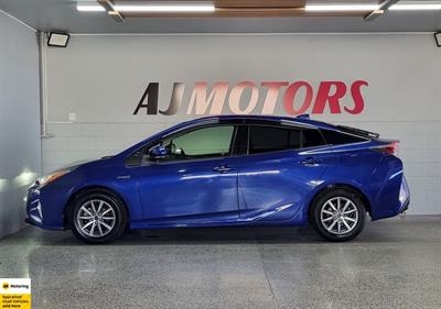 2016 Toyota Prius - Thumbnail