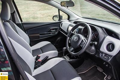 2015 Toyota Vitz - Thumbnail