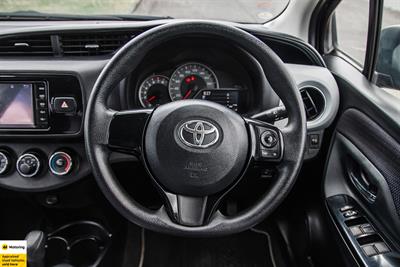 2015 Toyota Vitz - Thumbnail