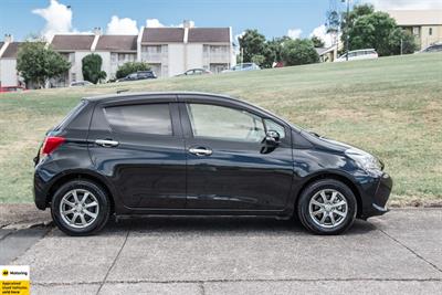 2015 Toyota Vitz - Thumbnail
