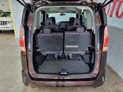 2017 Nissan Serena - Thumbnail