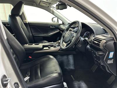 2013 Lexus IS300h - Thumbnail