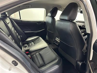 2013 Lexus IS300h - Thumbnail