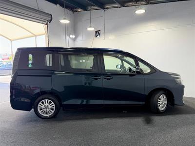2014 Toyota Voxy - Thumbnail